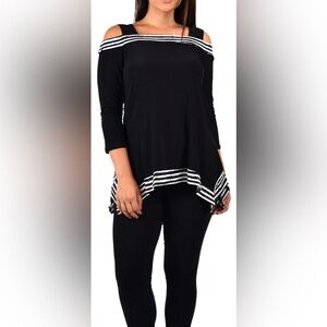 Come N See black & white, cold shoulder tunic top. Size 1X.